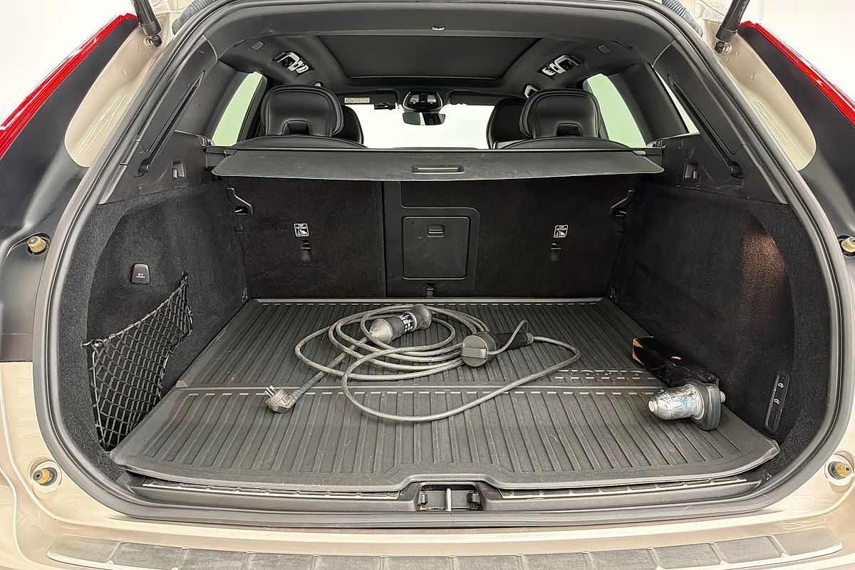 2022 Volvo XC60 Recharge Ultimate T8 Plug-In Hybrid