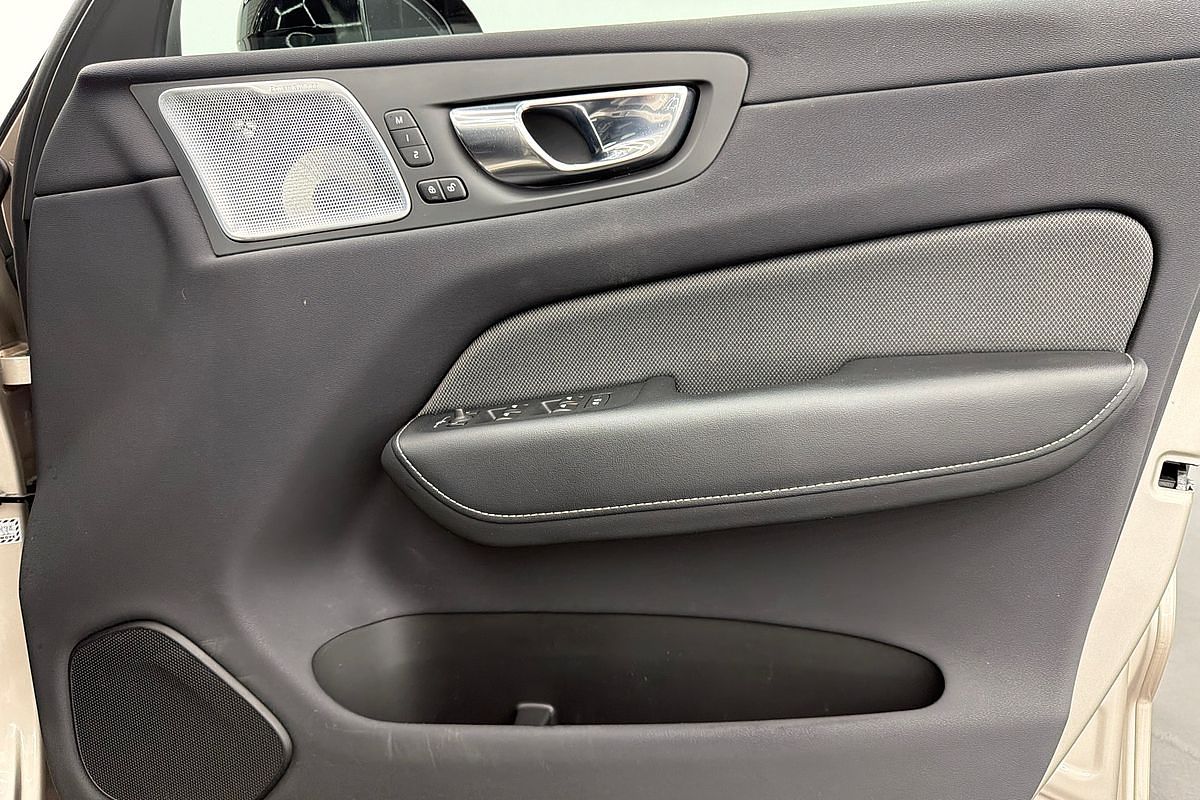 2022 Volvo XC60 Recharge Ultimate T8 Plug-In Hybrid