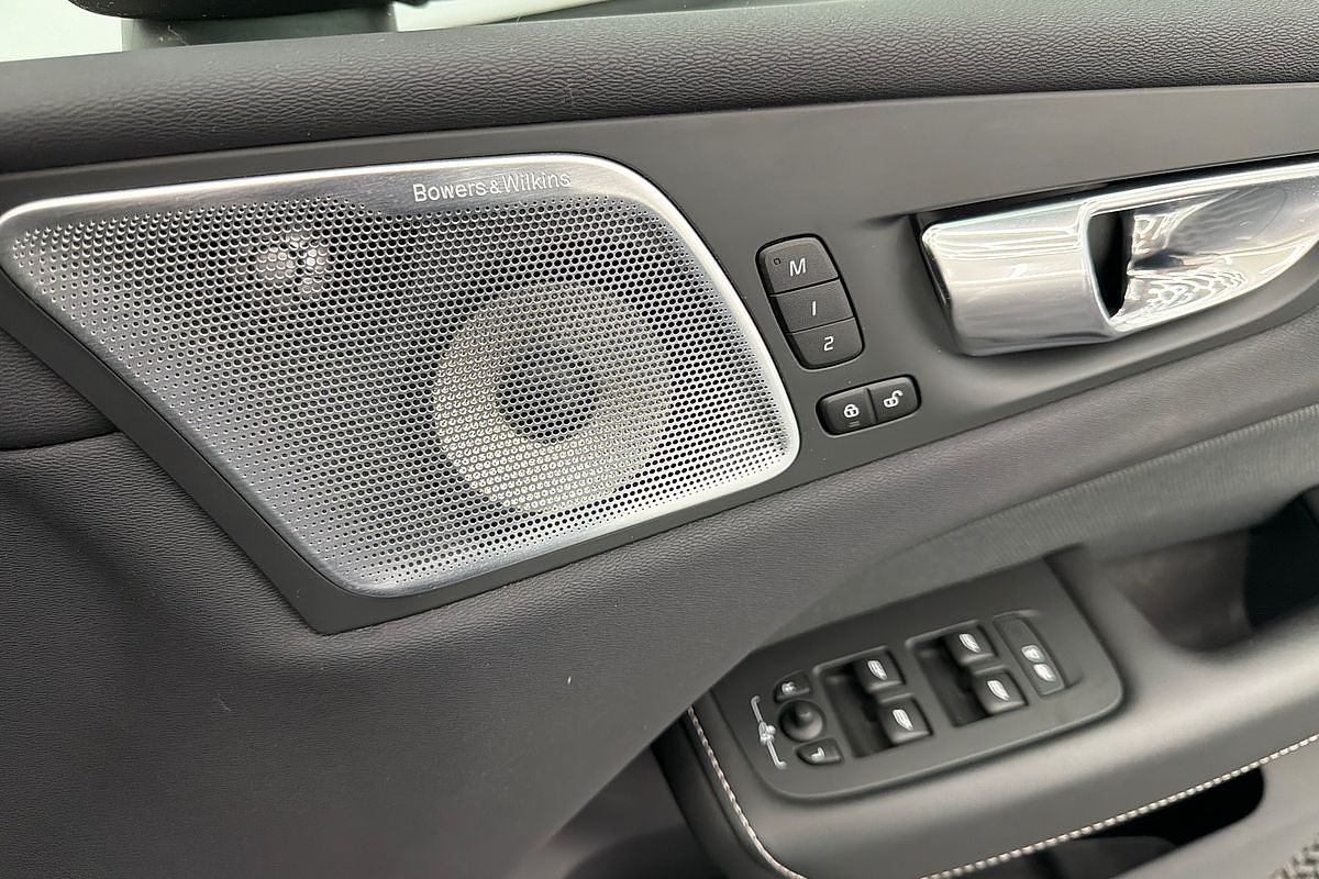 2022 Volvo XC60 Recharge Ultimate T8 Plug-In Hybrid