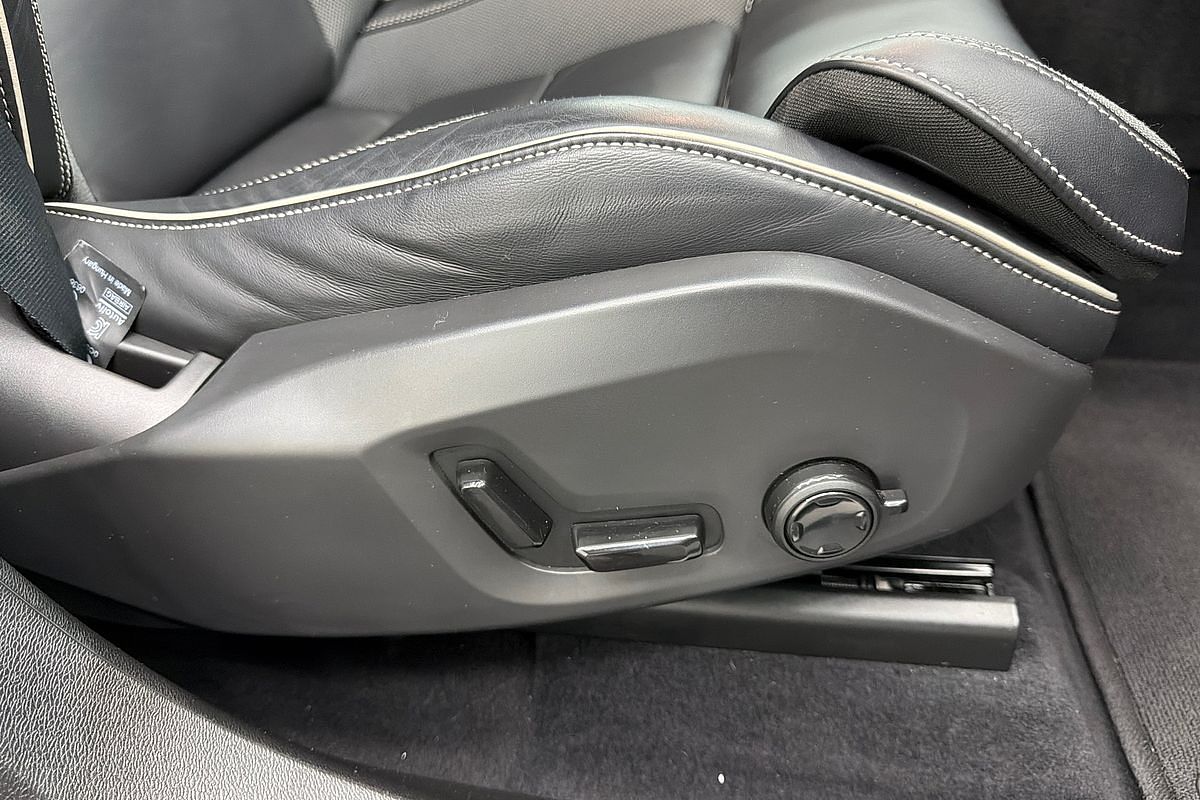 2022 Volvo XC60 Recharge Ultimate T8 Plug-In Hybrid