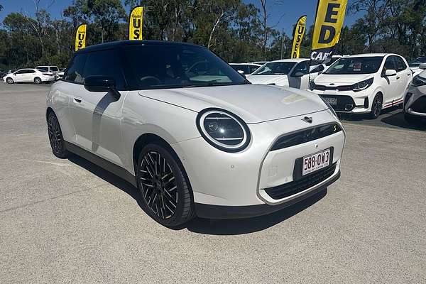 2024 MINI Cooper SE Favoured J01