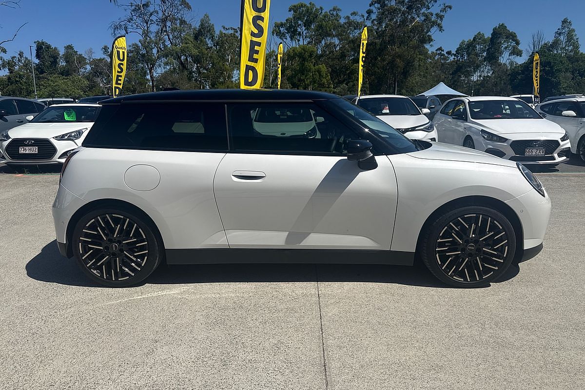 2024 MINI Cooper SE Favoured J01