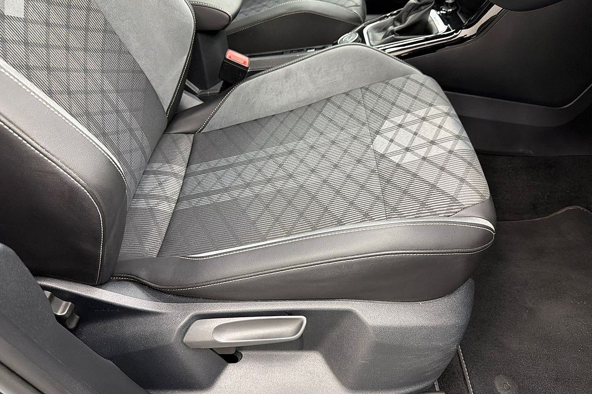 2022 Volkswagen T-Roc 140TSI R-Line D11