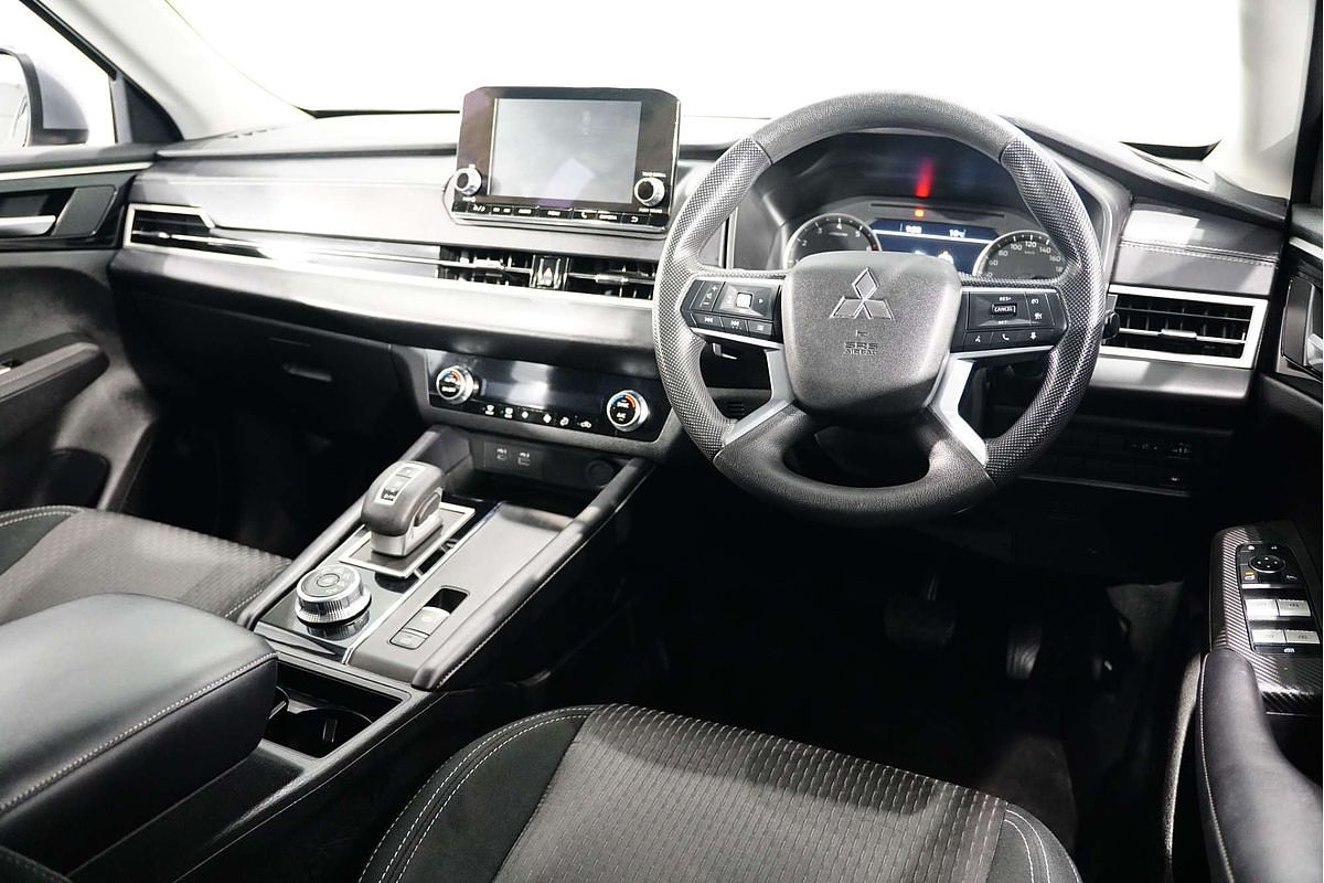 2023 Mitsubishi Outlander ES ZM