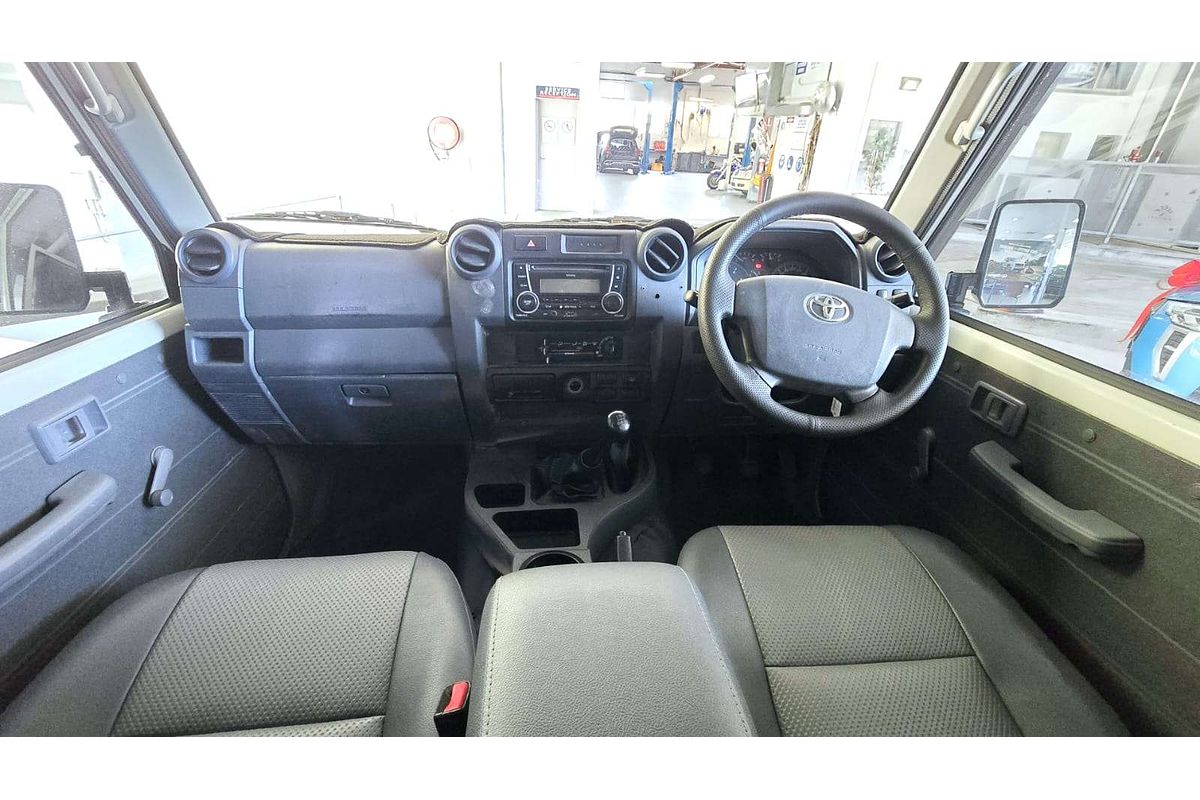 LANDCRUISER VDJ76R MY12 UPDATE WORKMATE (4x4) 4.5L DTV8 DIESEL TURBO F/INJ 5 SP MANUAL 4D WAGON 