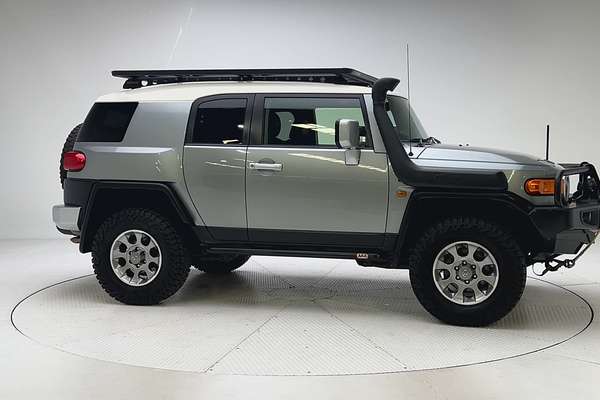 2012 Toyota FJ Cruiser GSJ15R thumb-3