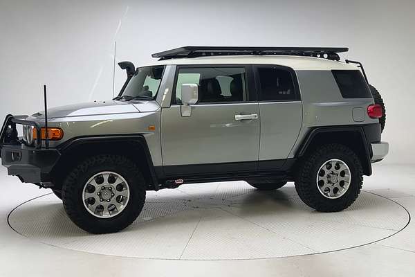 2012 Toyota FJ Cruiser GSJ15R thumb-6