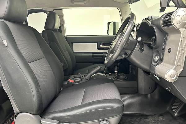 2012 Toyota FJ Cruiser GSJ15R thumb-12