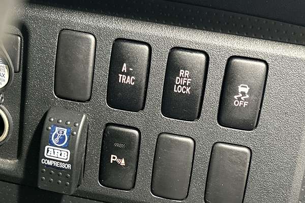 2012 Toyota FJ Cruiser GSJ15R thumb-16