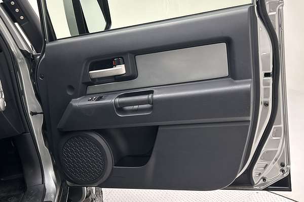 2012 Toyota FJ Cruiser GSJ15R thumb-18