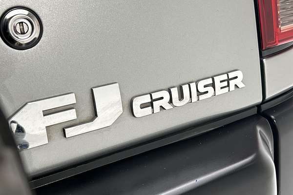 2012 Toyota FJ Cruiser GSJ15R thumb-21