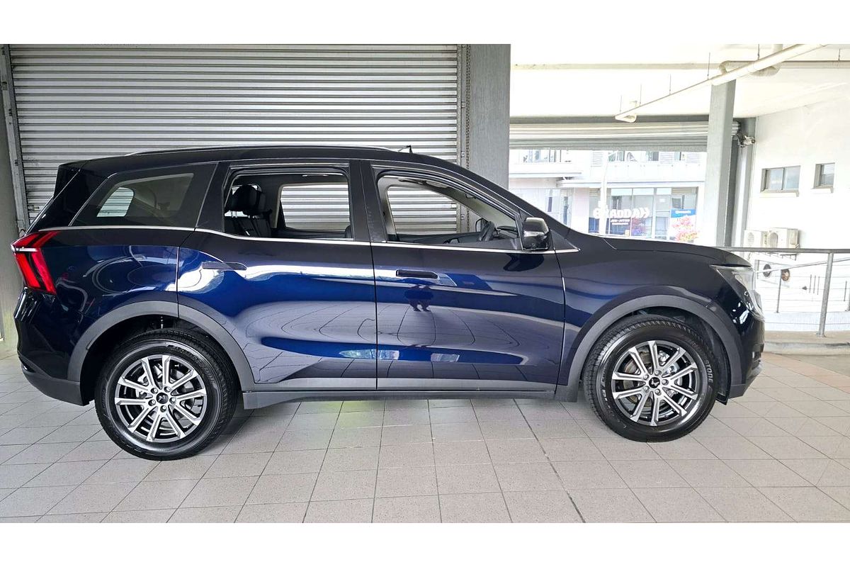 XUV700 AX7 L PET AT 7 SEATER BLK