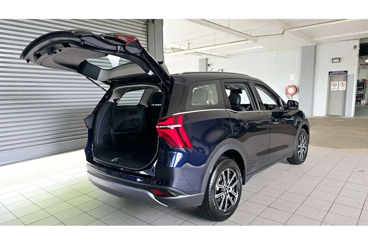 XUV700 AX7 L PET AT 7 SEATER BLK