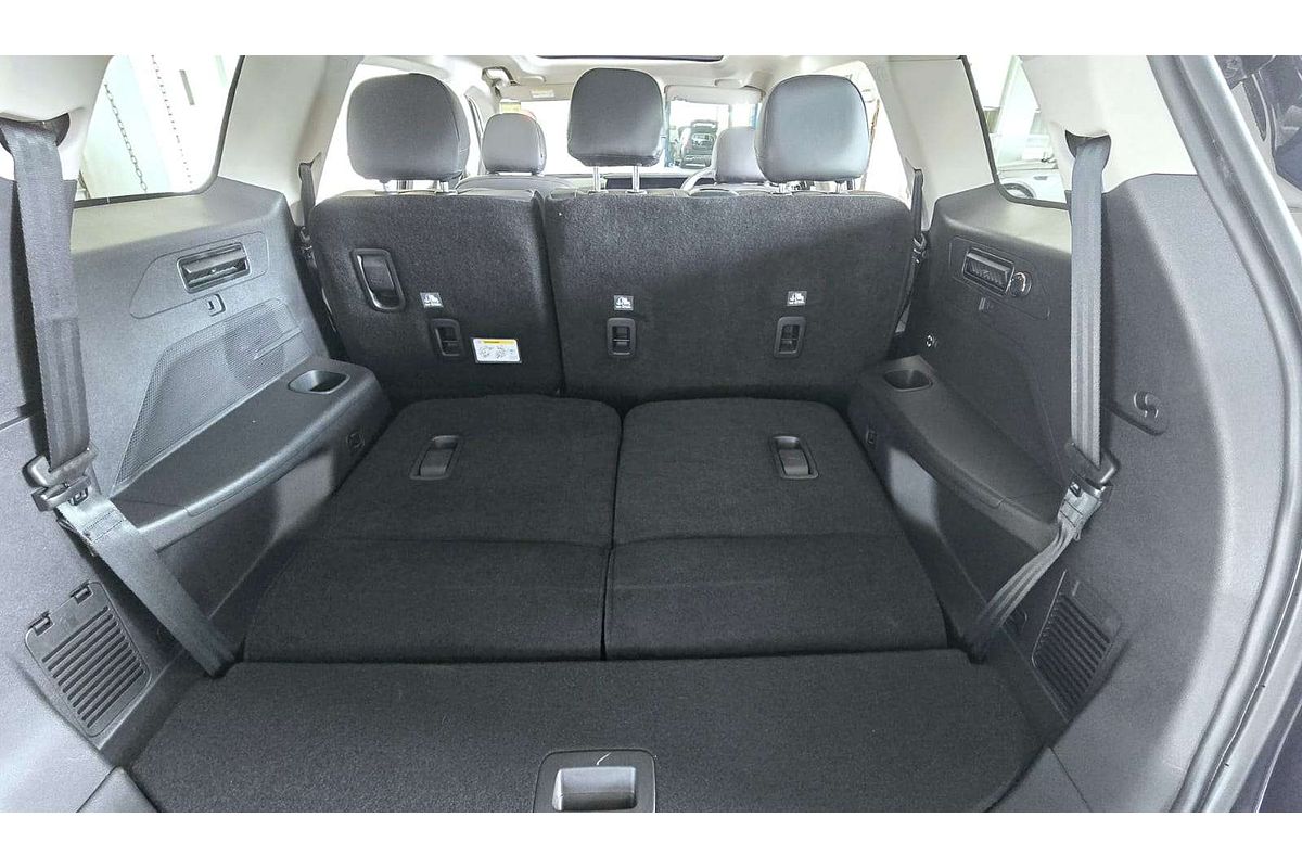 XUV700 AX7 L PET AT 7 SEATER BLK