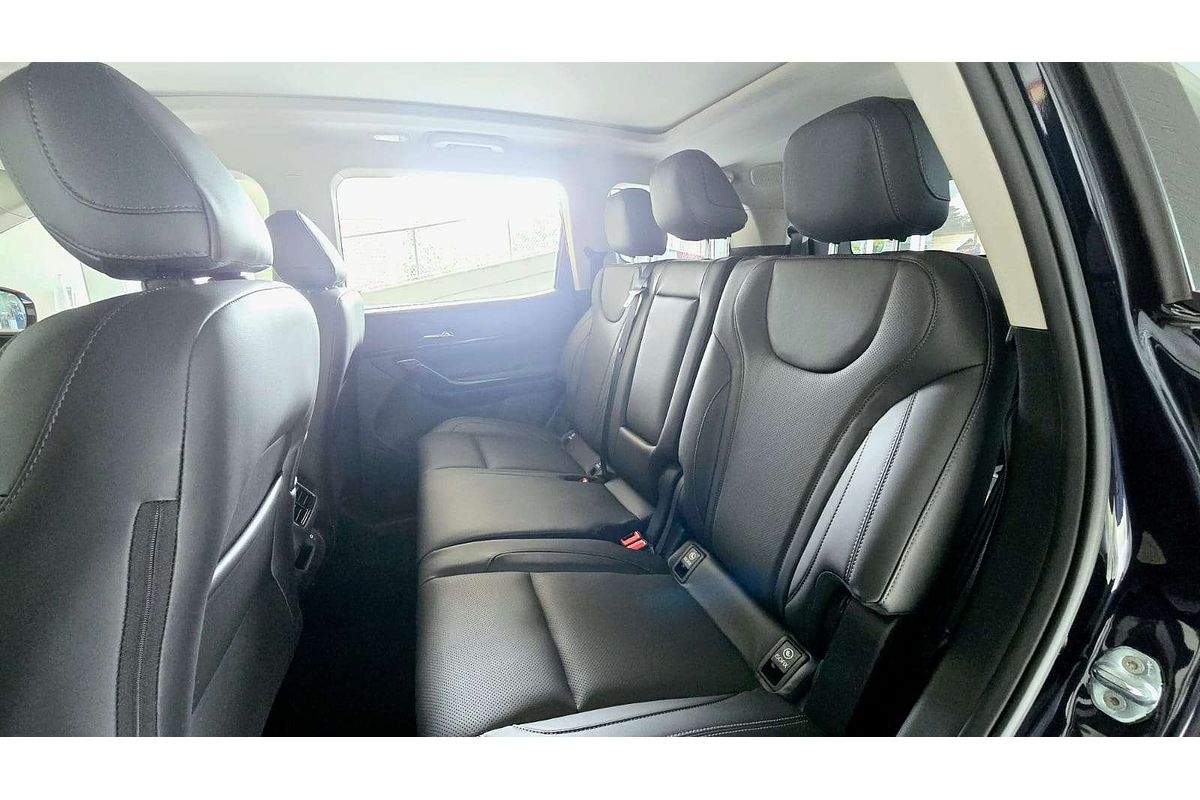 XUV700 AX7 L PET AT 7 SEATER BLK