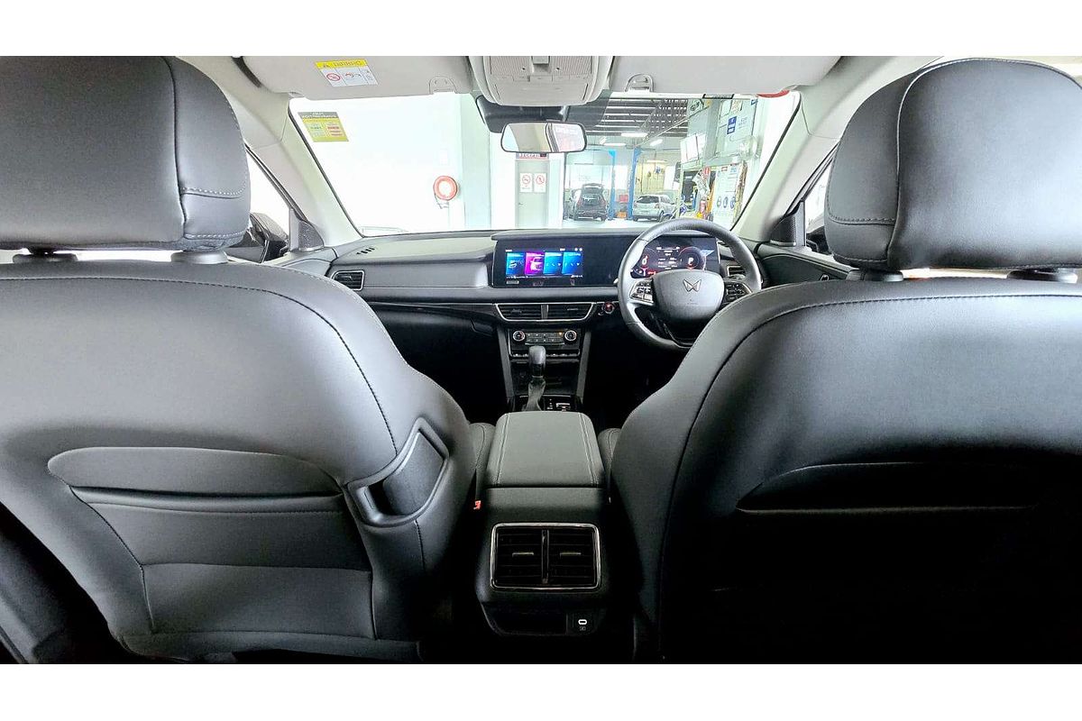 XUV700 AX7 L PET AT 7 SEATER BLK