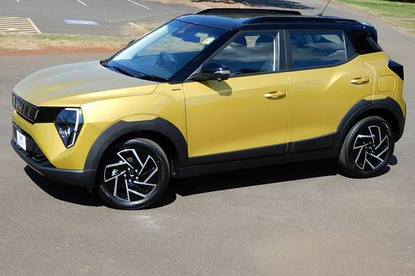 2025 Mahindra XUV 3XO AX7L