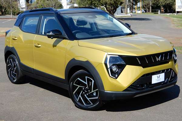 2025 Mahindra XUV 3XO AX7L