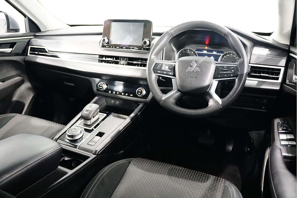 2023 Mitsubishi Outlander ES ZM