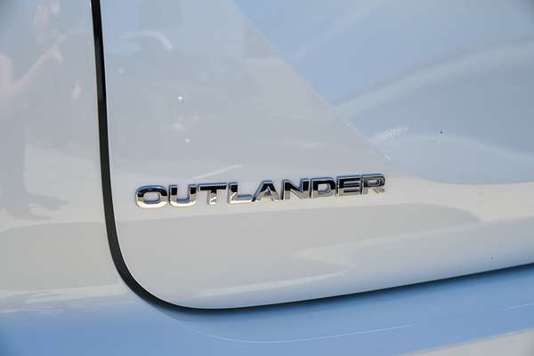 2025 Mitsubishi Outlander ES ZM thumb-19