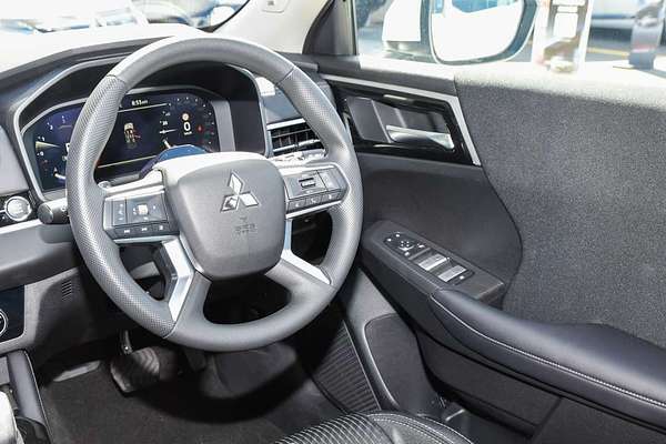 2025 Mitsubishi Outlander ES ZM thumb-16