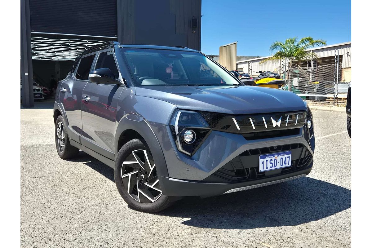 2025 Mahindra XUV3XO AX7L