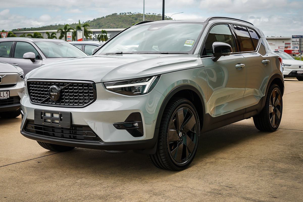 2025 Volvo XC40 Black Edition