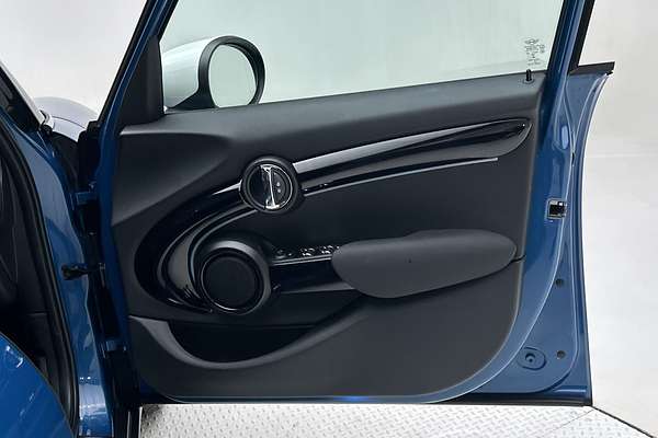 2022 MINI Hatch Cooper Classic F55 LCI-2 thumb-18