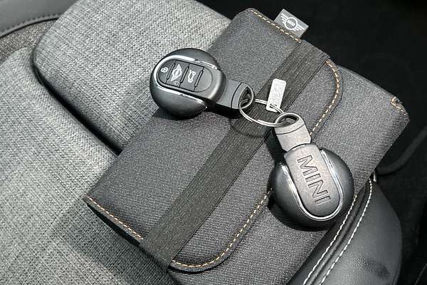 2022 MINI Hatch Cooper Classic F55 LCI-2 thumb-22