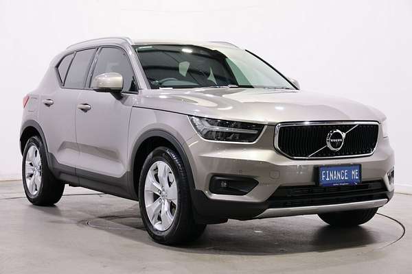 2021 Volvo XC40 T4 Momentum