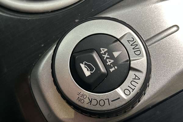 2017 Nissan Pathfinder ST R52 Series II thumb-16