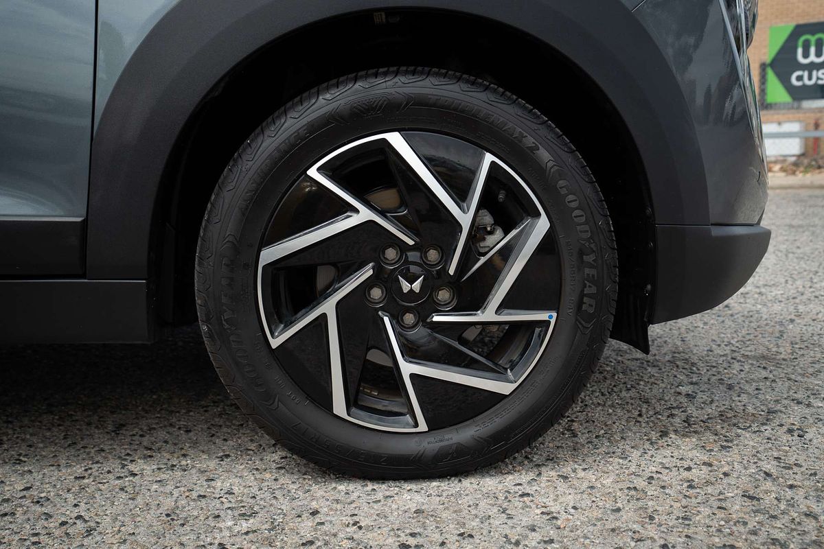 2025 Mahindra XUV3XO AX7L