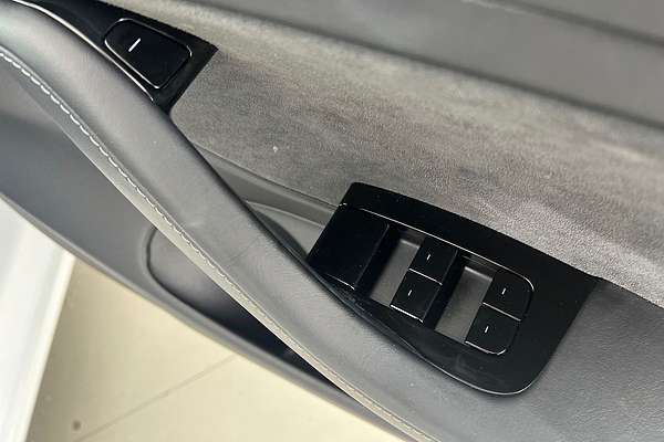 2019 Tesla Model 3 Performance thumb-10