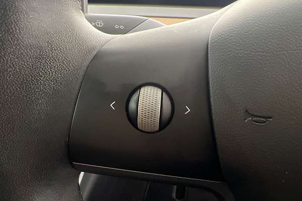 2019 Tesla Model 3 Performance thumb-12