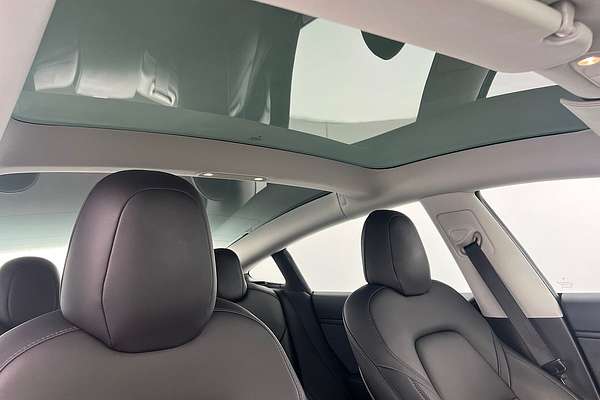 2019 Tesla Model 3 Performance thumb-17