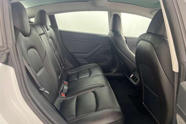 2019 Tesla Model 3 Performance thumb-18