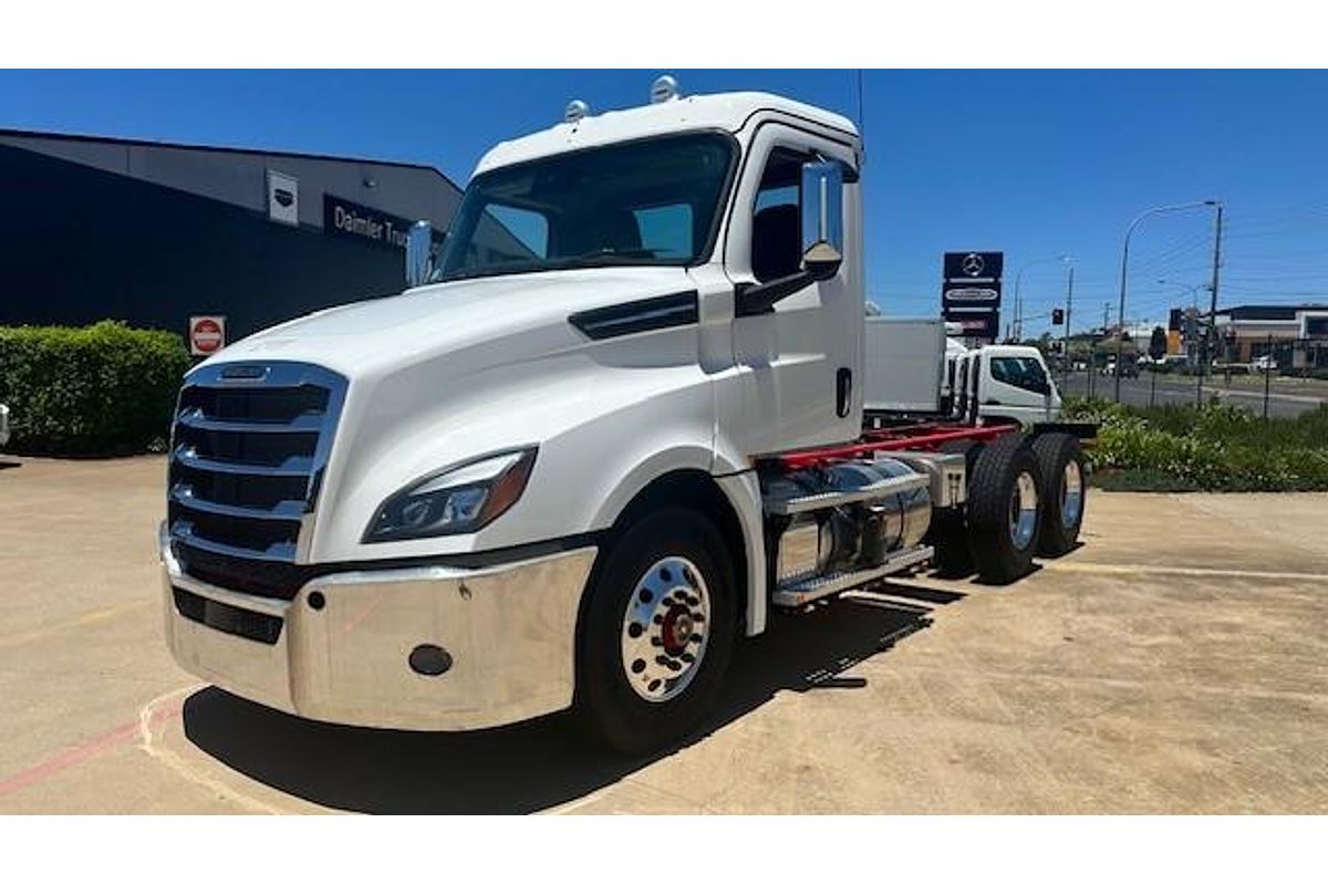 2023 Freightliner Cascadia 126 Tipper
