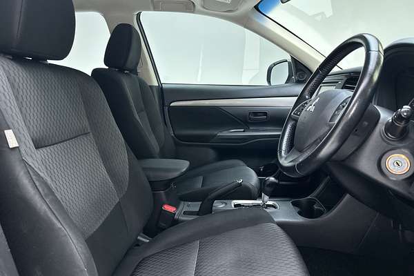 2013 Mitsubishi Outlander ES ZJ thumb-12