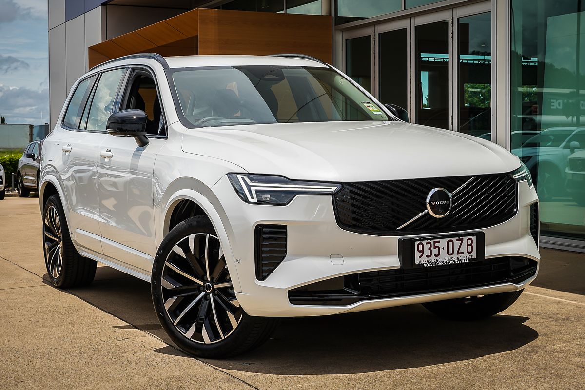 2025 Volvo XC90 Ultra B5 Dark