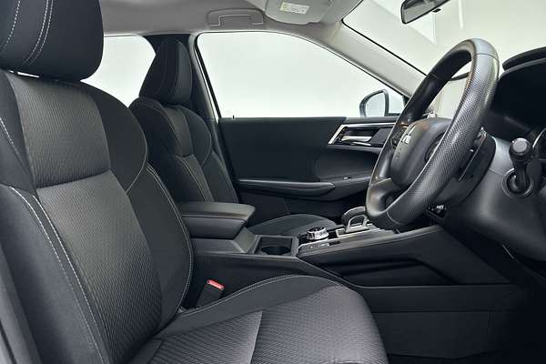 2024 Mitsubishi Outlander ES ZM thumb-12