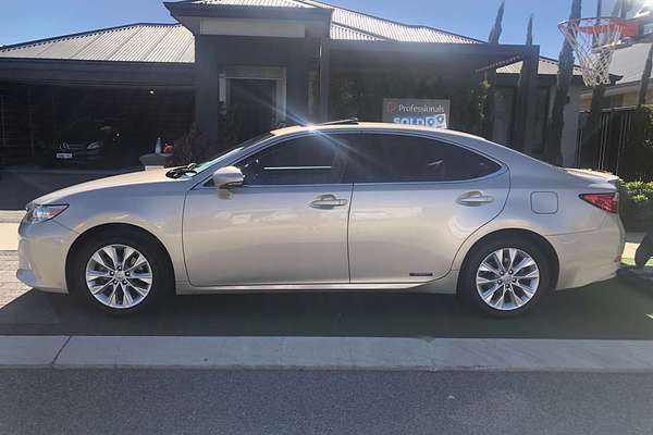 2013 Lexus ES ES300h Luxury AVV60R