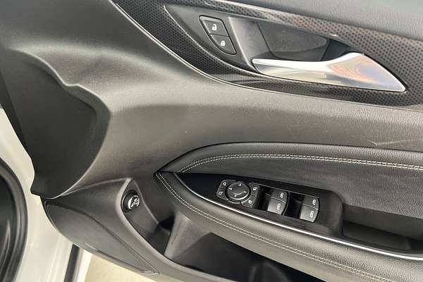 2018 Holden Commodore RS ZB thumb-9