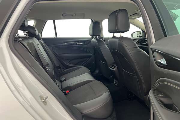 2018 Holden Commodore RS ZB thumb-16