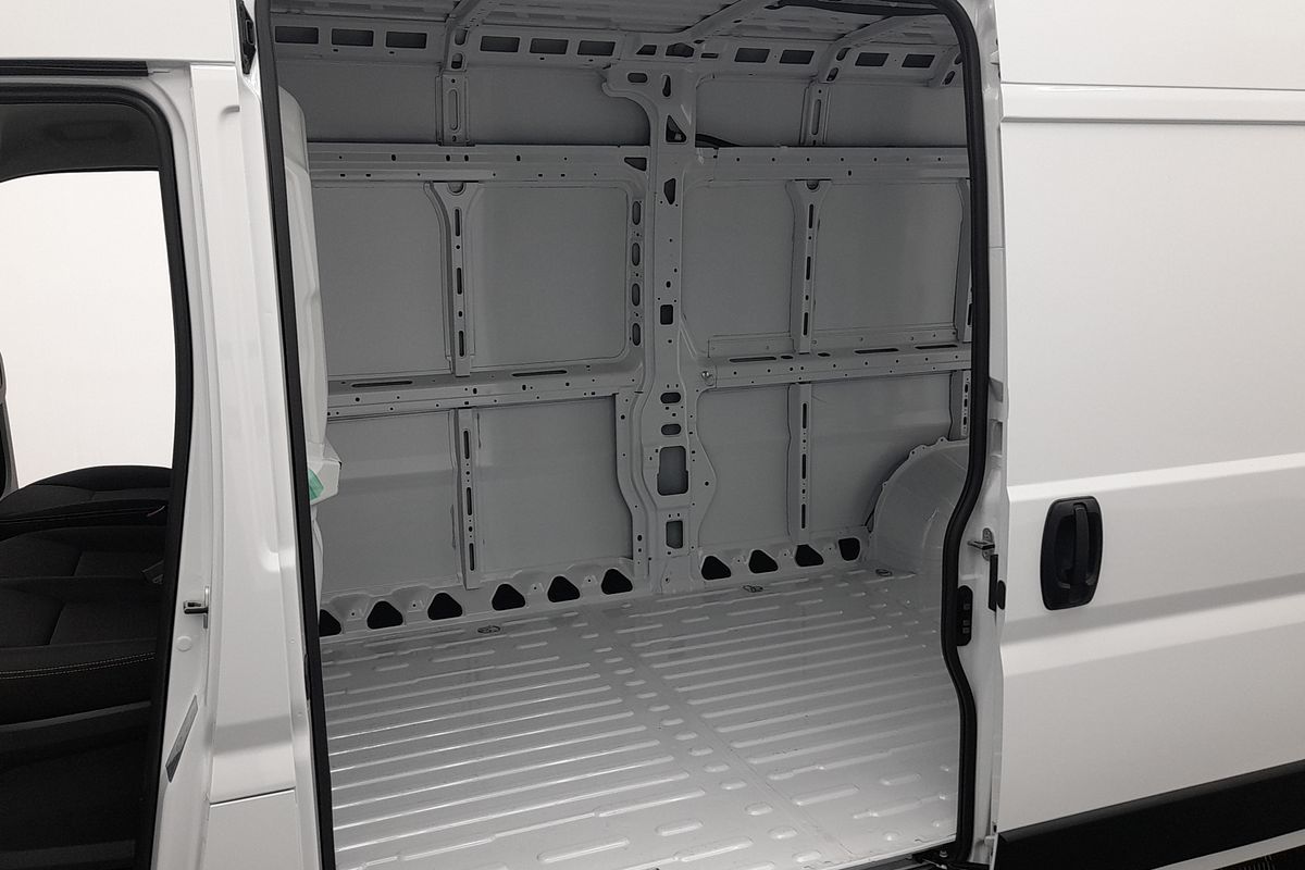 2025 Peugeot Boxer Pro X250 LWB Mid Roof