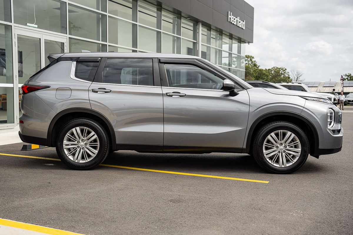 2023 Mitsubishi Outlander ES ZM