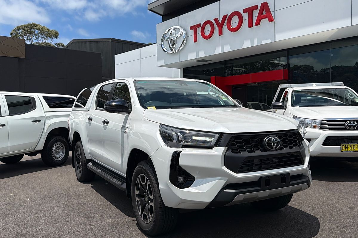 2025 Toyota Hilux SR5 48V GUN227R 4X4