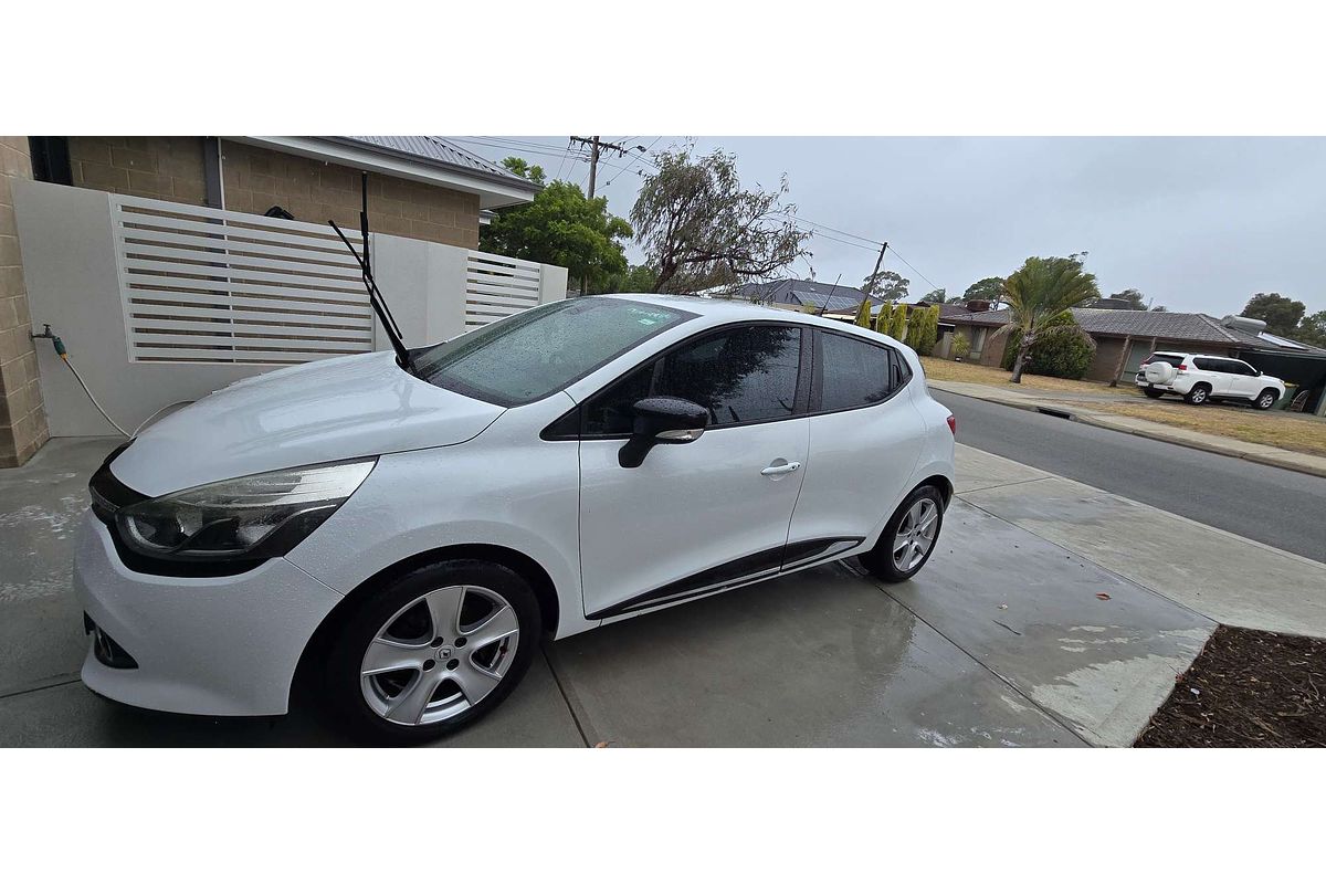 2015 Renault Clio Expression IV B98