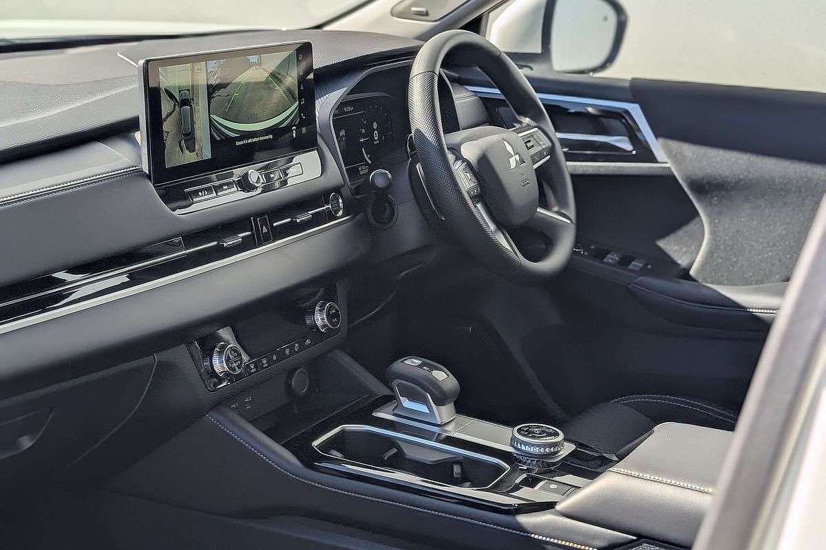 2025 Mitsubishi Outlander ES ZM