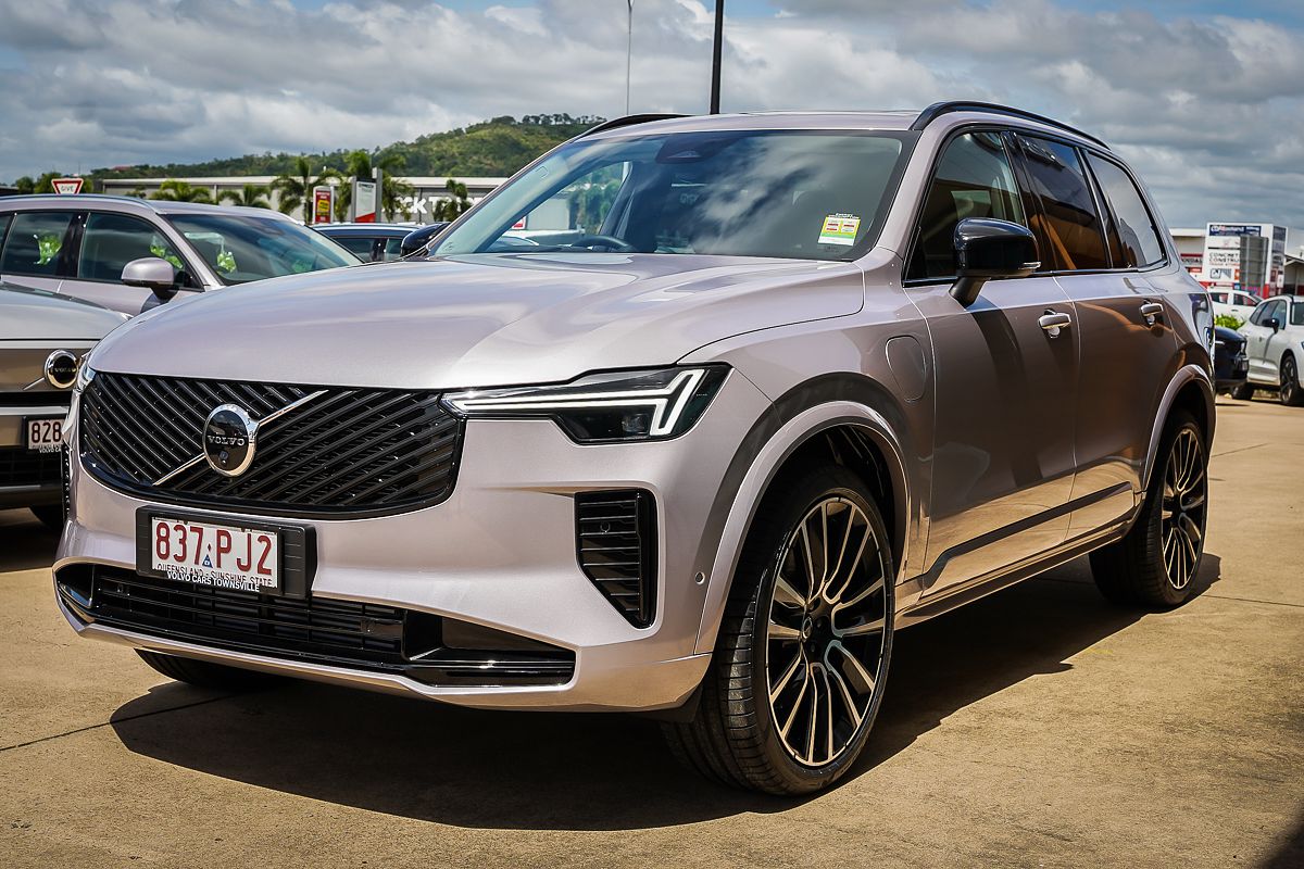 2025 Volvo XC90 Ultra T8 Plug-In Hybrid Dark