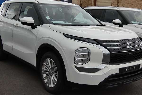 2023 Mitsubishi Outlander ES ZM